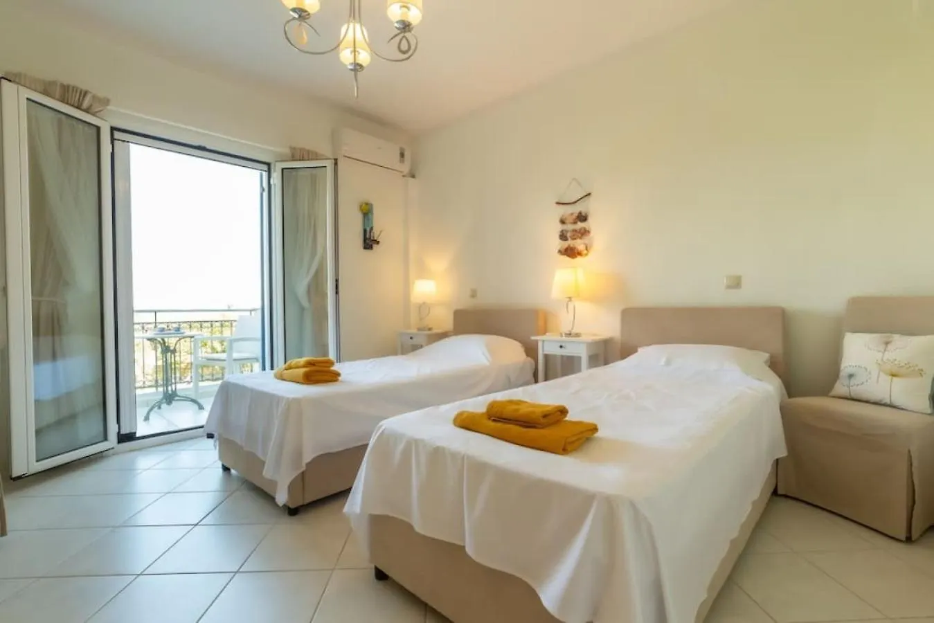 Villa Zephyros, 7 Minute Walk To Eglina Beach Minia